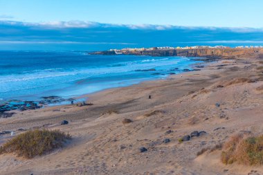 İspanya, Fuerteventura 'daki El Cotillo köyünden uzanan sahil şeridi..