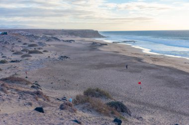 İspanya, Fuerteventura 'daki El Cotillo köyünden uzanan sahil şeridi..