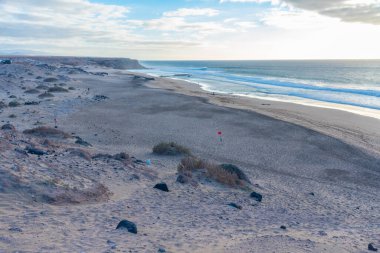İspanya, Fuerteventura 'daki El Cotillo köyünden uzanan sahil şeridi..