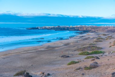 İspanya, Fuerteventura 'daki El Cotillo köyünden uzanan sahil şeridi..