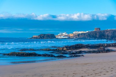 İspanya, Fuerteventura 'daki El Cotillo köyünden uzanan sahil şeridi..