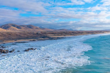 İspanya, Fuerteventura 'daki El Cotillo köyünden uzanan sahil şeridi..