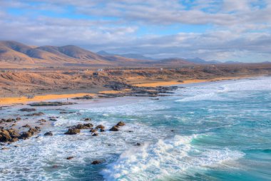 İspanya, Fuerteventura 'daki El Cotillo köyünden uzanan sahil şeridi..