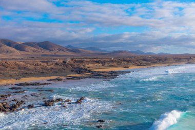 İspanya, Fuerteventura 'daki El Cotillo köyünden uzanan sahil şeridi..