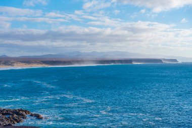 İspanya, Fuerteventura 'daki El Cotillo köyünden uzanan sahil şeridi..