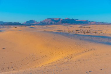 Fuerteventura, Kanarya Adaları, İspanya 'daki Corralejo kum tepelerinin gün doğumu manzarası.