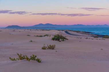 Fuerteventura, Kanarya Adaları, İspanya 'dan Corralejo kum tepeleri ve Lanzarote' nin gün batımı manzarası.