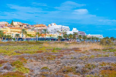 Morro Jable, Fuerteventura, Kanarya Adaları, İspanya 'daki doğal koruma alanının arkasındaki tatil evleri..