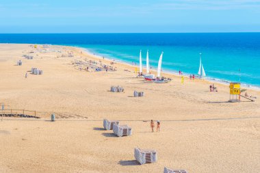 Playa de Matorral 'da güneşli bir gün Morro Jable, Fuerteventura, Kanarya Adaları, İspanya.
