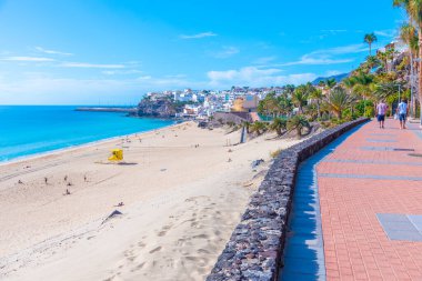 Morro Jable, Fuerteventura, Kanarya Adaları, İspanya Playa de Matorral 'da deniz kenarında gezinti.