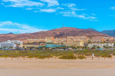 Morro Jable, Fuerteventura, Kanarya Adaları, İspanya 'daki doğal koruma alanının arkasındaki tatil evleri..