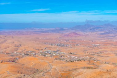 İspanya, Fuerteventura 'daki Valle de Santa Ines kasabasının hava manzarası..