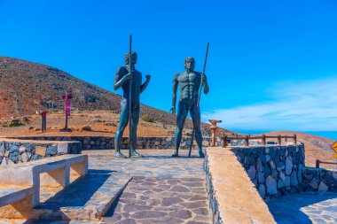 Guanche krallarının heykelleri Fuerteventure, Kanarya Adaları, İspanya 'da Ayos ve Guize.