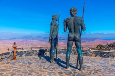 Guanche krallarının heykelleri Fuerteventure, Kanarya Adaları, İspanya 'da Ayos ve Guize.