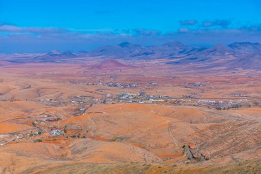 İspanya, Fuerteventura 'daki Valle de Santa Ines kasabasının hava manzarası..