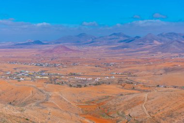 İspanya, Fuerteventura 'daki Valle de Santa Ines kasabasının hava manzarası..