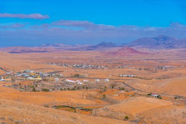 İspanya, Fuerteventura 'daki Valle de Santa Ines kasabasının hava manzarası..