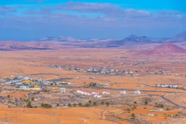 İspanya, Fuerteventura 'daki Valle de Santa Ines kasabasının hava manzarası..