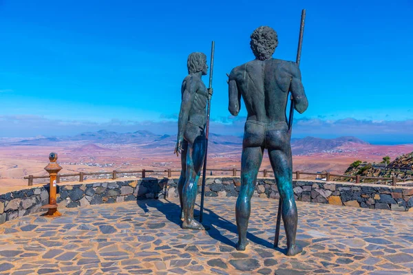 Guanche krallarının heykelleri Fuerteventure, Kanarya Adaları, İspanya 'da Ayos ve Guize.