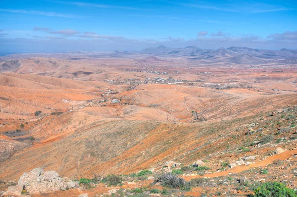 İspanya, Fuerteventura 'daki Valle de Santa Ines kasabasının hava manzarası..