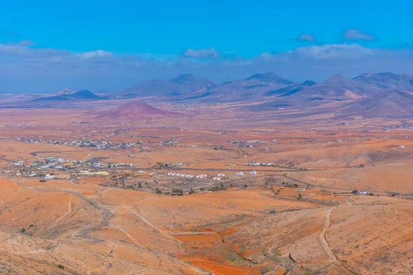 İspanya, Fuerteventura 'daki Valle de Santa Ines kasabasının hava manzarası..