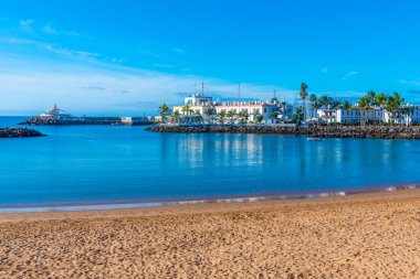 Puerto de Mogan plajında güneşli bir gün Gran Canaria, Kanarya Adaları, İspanya.