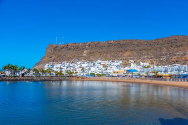 Puerto de Mogan plajında güneşli bir gün Gran Canaria, Kanarya Adaları, İspanya.