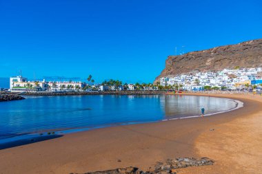 Puerto de Mogan plajında güneşli bir gün Gran Canaria, Kanarya Adaları, İspanya.