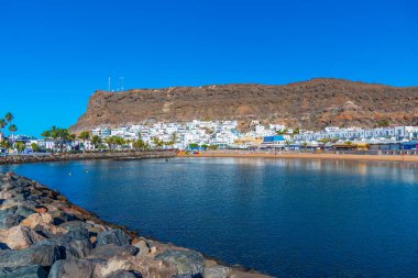 Puerto de Mogan plajında güneşli bir gün Gran Canaria, Kanarya Adaları, İspanya.