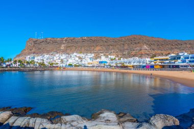 Puerto de Mogan plajında güneşli bir gün Gran Canaria, Kanarya Adaları, İspanya.
