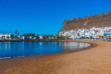 Puerto de Mogan plajında güneşli bir gün Gran Canaria, Kanarya Adaları, İspanya.