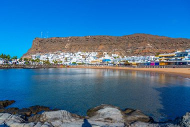 Puerto de Mogan plajında güneşli bir gün Gran Canaria, Kanarya Adaları, İspanya.