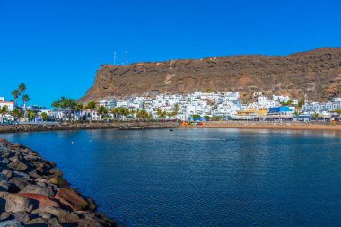 Puerto de Mogan plajında güneşli bir gün Gran Canaria, Kanarya Adaları, İspanya.