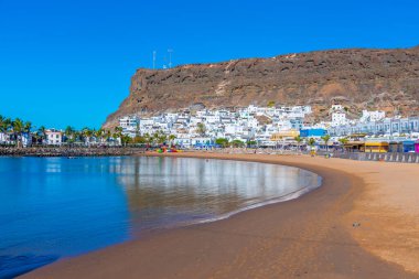 Puerto de Mogan plajında güneşli bir gün Gran Canaria, Kanarya Adaları, İspanya.