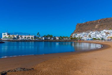 Puerto de Mogan plajında güneşli bir gün Gran Canaria, Kanarya Adaları, İspanya.