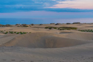 Maspalomas, Gran Kanarya, Kanarya Adaları, İspanya 'da kum tepeleri üzerinde gün batımı.