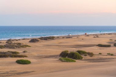 Maspalomas, Gran Kanarya, Kanarya Adaları, İspanya 'da kum tepeleri üzerinde gün batımı.