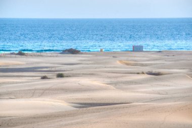 Maspalomas, Gran Kanarya, Kanarya Adaları, İspanya 'da kum tepeleri üzerinde gün batımı.