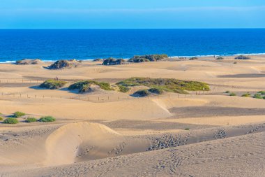 Maspalomas, Gran Kanarya, Kanarya Adaları, İspanya 'da kum tepeleri üzerinde gün batımı.