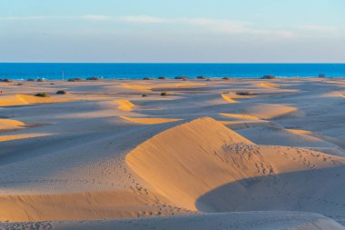Maspalomas, Gran Kanarya, Kanarya Adaları, İspanya 'da kum tepeleri üzerinde gün batımı.