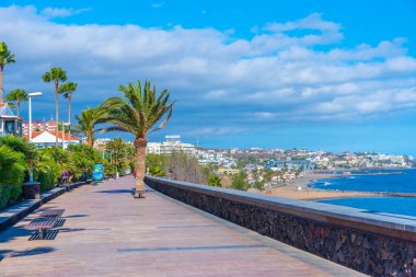 İnsanlar Maspalomas, Gran Canaria, Kanarya Adası, İspanya 'da deniz kenarında geziniyorlar..