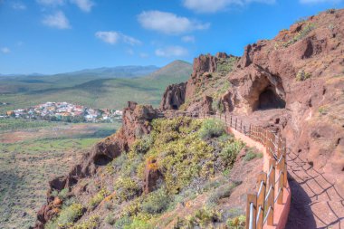 İspanya 'nın Kanarya Adaları' ndaki Gran Canaria 'daki Cuatro Puertas arkeoloji sahasından Piletillas köyü.