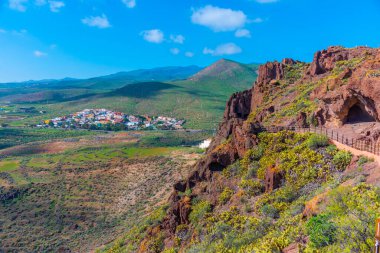 İspanya 'nın Kanarya Adaları' ndaki Gran Canaria 'daki Cuatro Puertas arkeoloji sahasından Piletillas köyü.