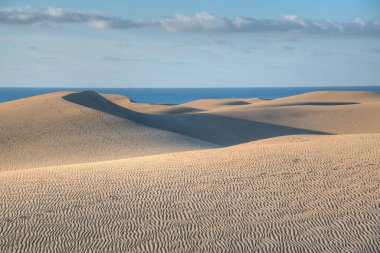 Maspalomas, Gran Kanarya, Kanarya Adaları, İspanya 'da kum tepeleri üzerinde gün doğumu.