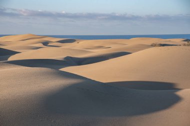 Maspalomas, Gran Kanarya, Kanarya Adaları, İspanya 'da kum tepeleri üzerinde gün doğumu.