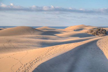 Maspalomas, Gran Kanarya, Kanarya Adaları, İspanya 'da kum tepeleri üzerinde gün doğumu.