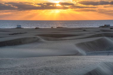 Maspalomas, Gran Kanarya, Kanarya Adaları, İspanya 'da kum tepeleri üzerinde gün doğumu.