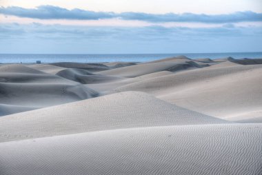 Maspalomas, Gran Kanarya, Kanarya Adaları, İspanya 'da kum tepeleri üzerinde gün doğumu.