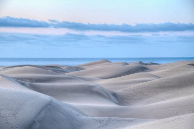 Maspalomas, Gran Kanarya, Kanarya Adaları, İspanya 'da kum tepeleri üzerinde gün doğumu.