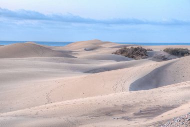Maspalomas, Gran Kanarya, Kanarya Adaları, İspanya 'da kum tepeleri üzerinde gün doğumu.